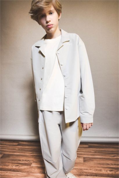 قميص كم طويل برسمة مدينة بياقة بولو