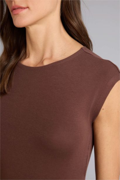 Базовая однотонная футболка Slim Fit из модала с круглым вырезом и коротким рукавом