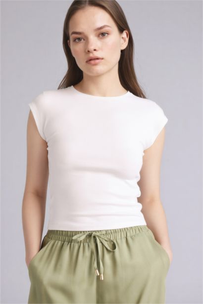 Базовая однотонная футболка Slim Fit из модала с круглым вырезом и коротким рукавом