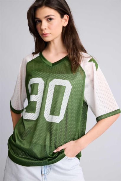 Футболка оверсайз с V-образным вырезом принтом и коротким рукавом