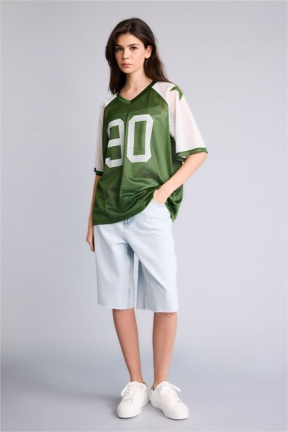 Футболка оверсайз с V-образным вырезом принтом и коротким рукавом