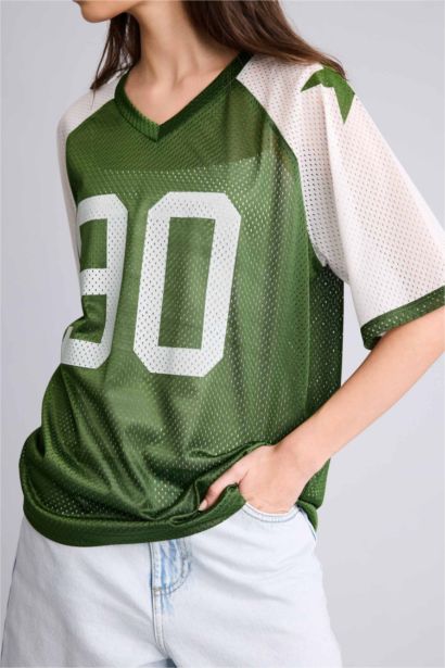 Футболка оверсайз с V-образным вырезом принтом и коротким рукавом