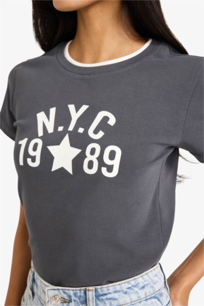 Футболка Fitted в рубчик с круглым вырезом принтом и коротким рукавом