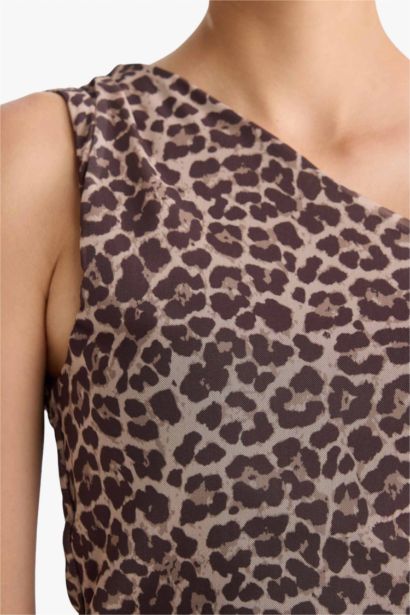 Top slim asymétrique en tulle léopard