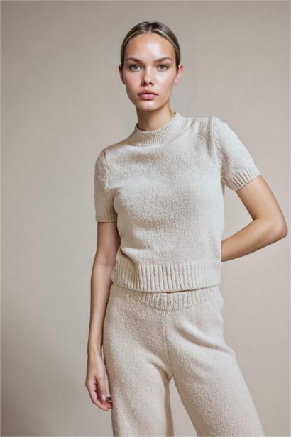 Трикотажный свитер с воротником полустойка и коротким рукавом