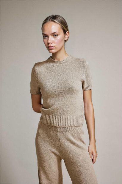 Трикотажный свитер с воротником полустойка и коротким рукавом