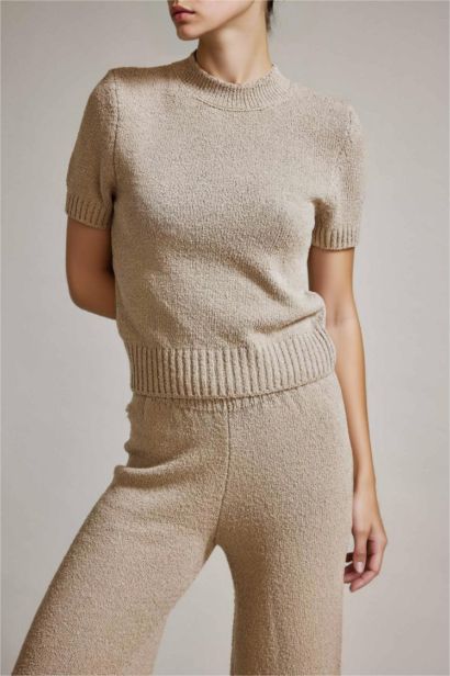 Трикотажный свитер с воротником полустойка и коротким рукавом