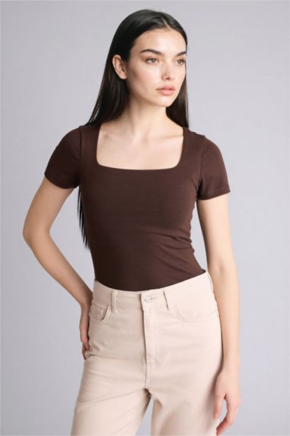 Футболка Slim Fit с квадратным вырезом и коротким рукавом