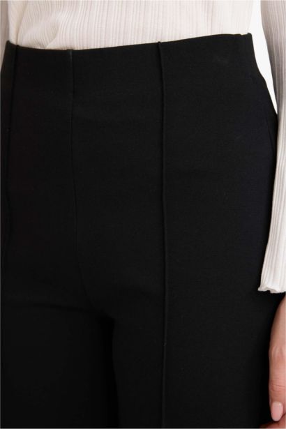 بنطلون بأرجل مستقيمة