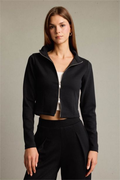 سويت شيرت بياقة عالية بسحاب