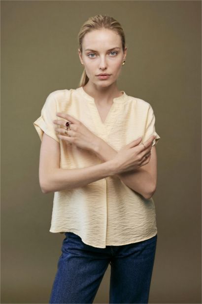 بلوزة نص كم قصة مريحة بياقة V