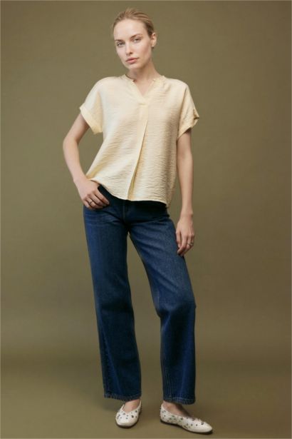 بلوزة نص كم قصة مريحة بياقة V