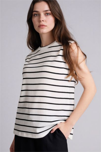 Футболка Regular Fit из ткани букле с круглым вырезом и коротким рукавом