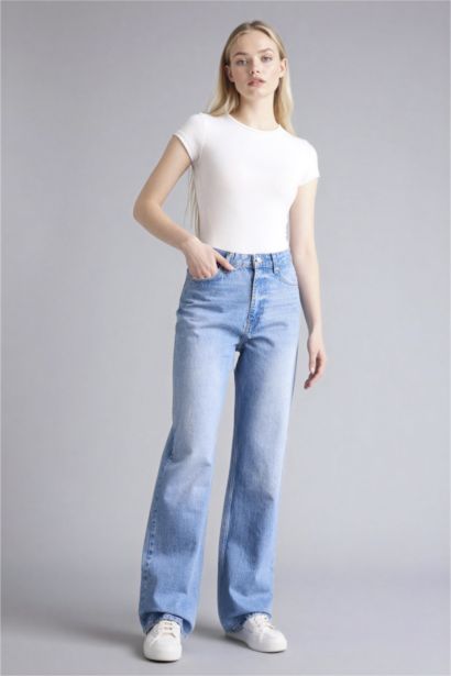 بنطلون جينز قصة مستقيمة وخصر عالي