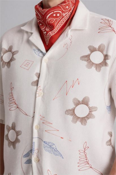 Boxy Fıt Apaş Yaka Baskılı Kısa Kollu Gömlek