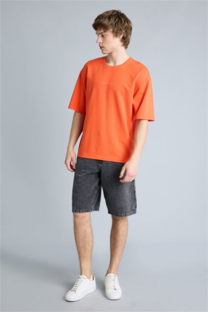 Тыныс алатын Boxy Fit баспалы футболка