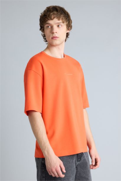 Тыныс алатын Boxy Fit баспалы футболка