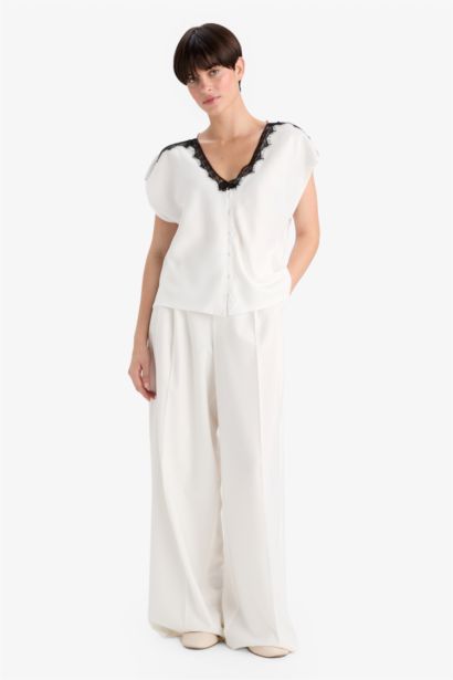 Blouse en satin à col V avec dentelle et manches courtes