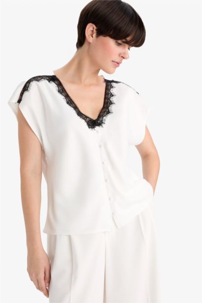 Blouse en satin à col V avec dentelle et manches courtes