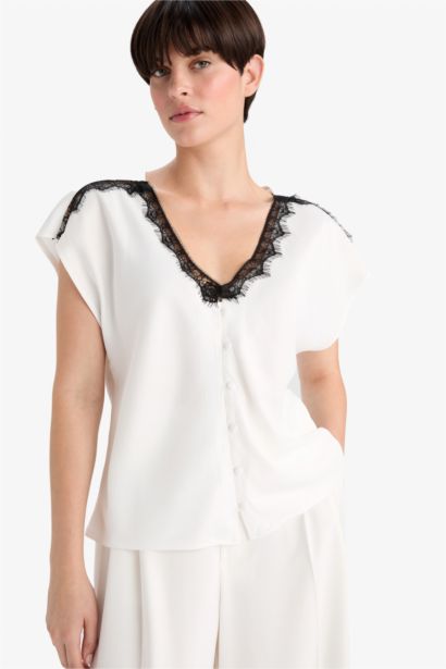 Blouse en satin à col V avec dentelle et manches courtes
