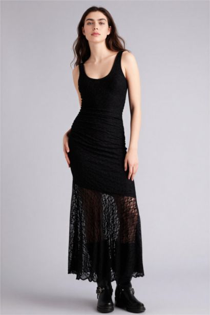 Платье с коротким рукавом миди на бретельках с кружевом