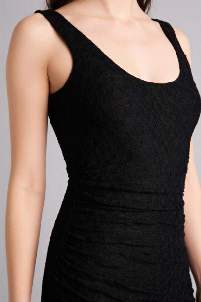 Платье с коротким рукавом миди на бретельках с кружевом