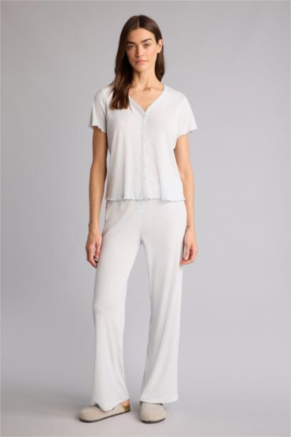 بلوزة قصة عادية بياقة V