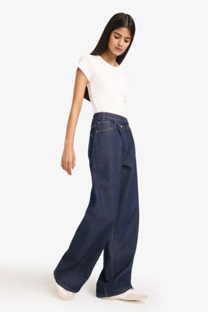 سروال جينز واسع برجل عادي