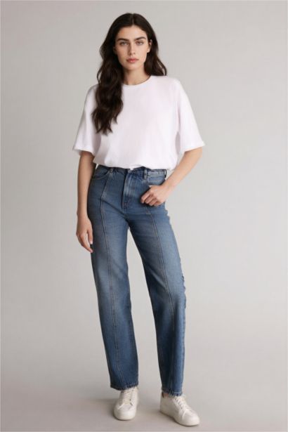 سروال جينز واسع برجل عادي