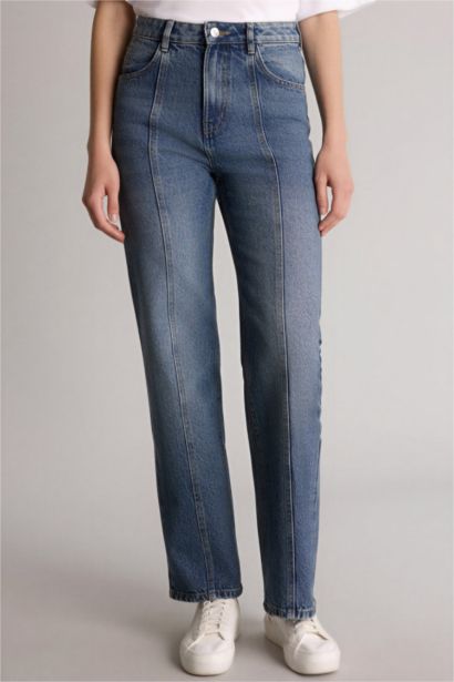 سروال جينز واسع برجل عادي