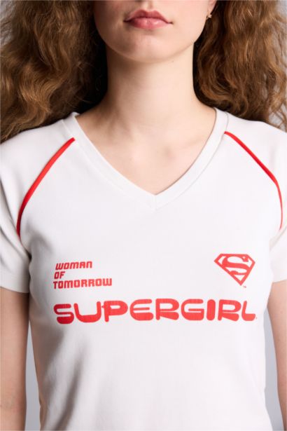 Supergirl Fitted V жағалы баспалы рибана қысқа жеңді футболка