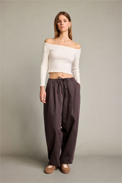 بلوزة ردن طويل وأكتاف مكشوفة