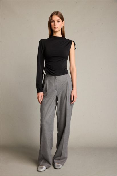 بلوزة مدرزة بكتف واحد