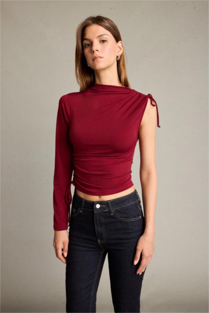 بلوزة مدرزة بكتف واحد