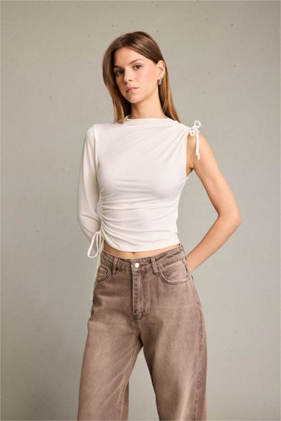 بلوزة بكتف واحد