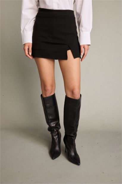 Slim Fit Dar Kesim Yırtmaçlı Şort Etek