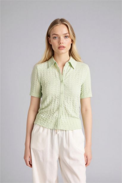 Рубашка Fitted из ткани букле с рубашечным воротником и коротким рукавом