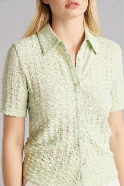 Рубашка Fitted из ткани букле с рубашечным воротником и коротким рукавом