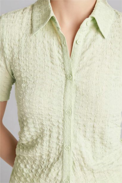 Рубашка Fitted из ткани букле с рубашечным воротником и коротким рукавом