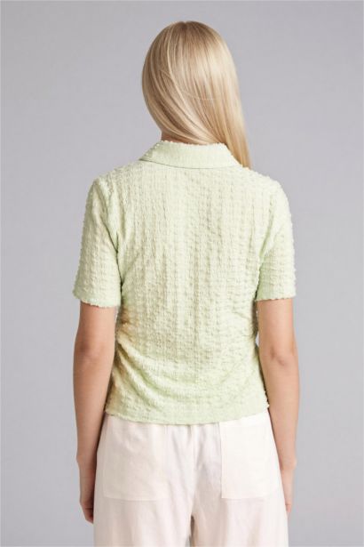 Рубашка Fitted из ткани букле с рубашечным воротником и коротким рукавом