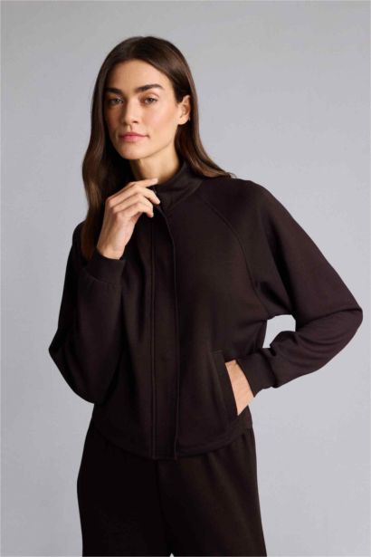 جاكيت قصة مريحة بياقة عالية بسحاب