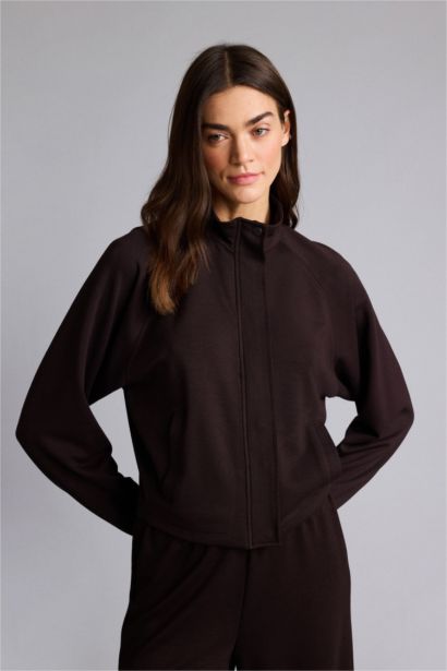 جاكيت قصة مريحة بياقة عالية بسحاب