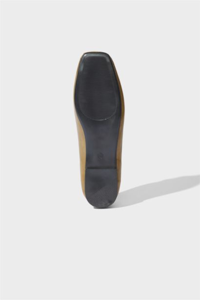 حذاء فلات بكعب مسطح