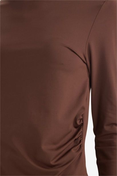 Fitted Crew Neck Long Sleeve T-Shirt