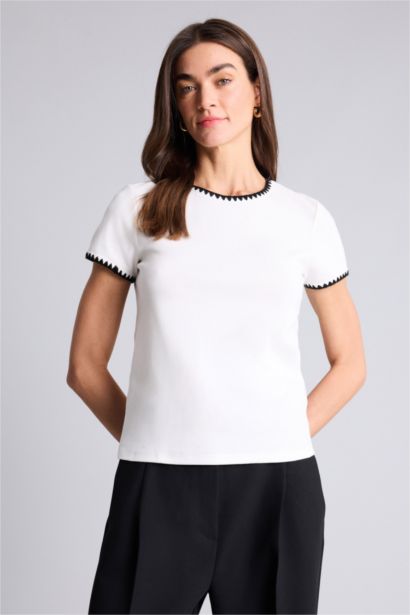 تيشيرت نص كم قصة عادية وياقة مستديرة