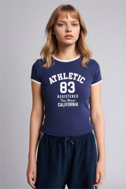 Футболка Fitted в рубчик с принтом и коротким рукавом