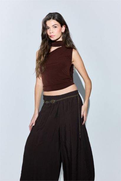 Приталенная блузка с одним плечом и шарфом