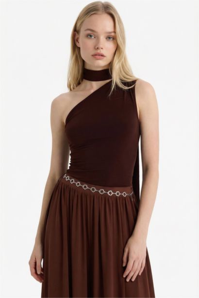 Приталенная блузка с одним плечом и шарфом