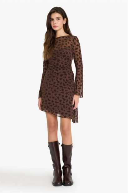 Kayık Yaka Dantel Detaylı Tül Uzun Kollu Mini Elbise