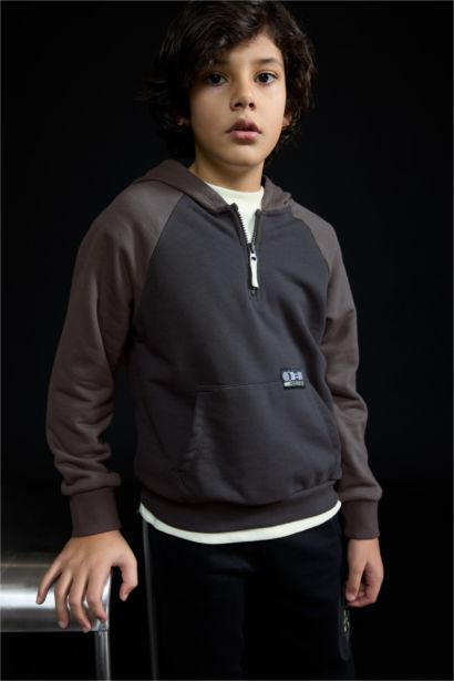 سويت شيرت ولادي بطبعة شعار اوفر سايز وجيب